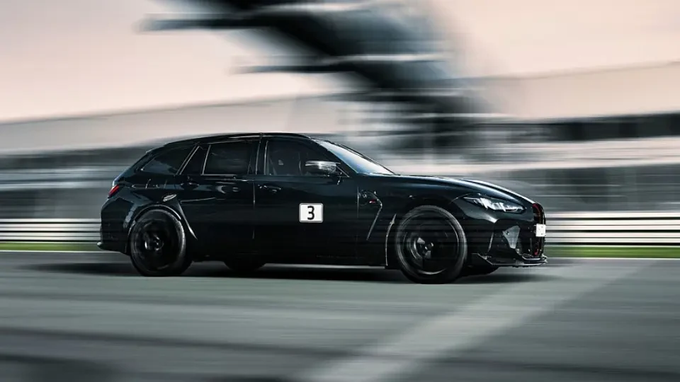 حرکت سریع BMW M3 CS Touring در پیچ جاده